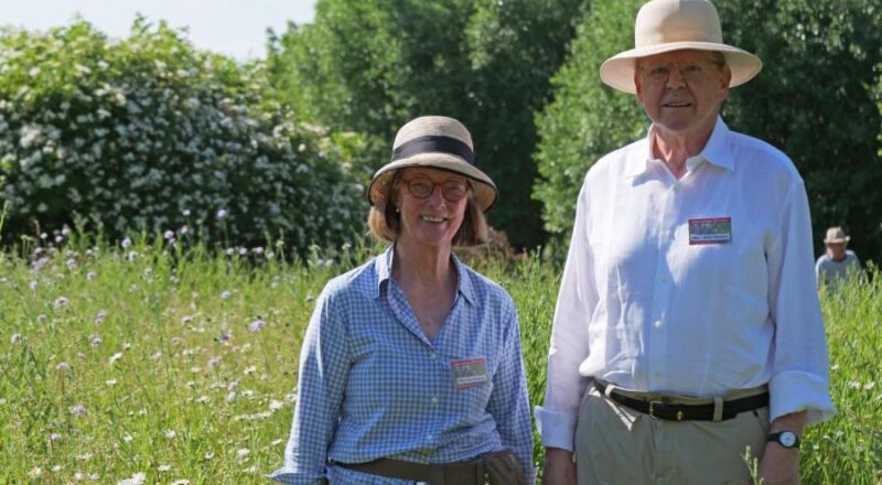 Marie-Luise Asemissen und Hans-Jochen Asemissen freuten sich über die vielen Besucher ihres Gartens. Foto: Thomas Dohna