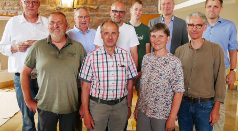 Evangelischer Bauerntag in Voßheide. Mit Pastor Dirk Hauptmeier, Christoph Bebermeier, Kurt Kalkreuter, Kreislandwirt Reinhard Petig, Dr. Matthias Petig, Sebastian Horn, Britta Petercord, Hans-Heinrich Berghorn (WLV), Kirchenrat Thomas Warnke und Henrik Brunkhorst (von links). Foto: Lippische Landeskirche