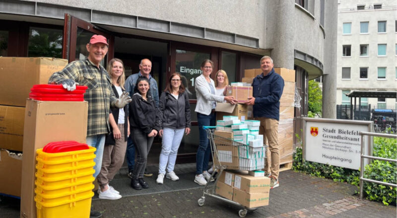 Halfen beim Einladen und Transport (v. l.): Norbert Rosin, Jennifer Ueberschär, Rahma Kalash, Thomas Konlowski, Ute Manzke, Amtsleiterin Julia Harmsen, Stefanie Wecker, Organisator Dr. Martin Betge.