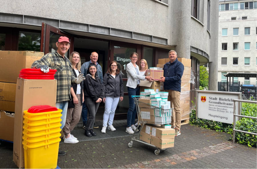 Halfen beim Einladen und Transport (v. l.): Norbert Rosin, Jennifer Ueberschär, Rahma Kalash, Thomas Konlowski, Ute Manzke, Amtsleiterin Julia Harmsen, Stefanie Wecker, Organisator Dr. Martin Betge.