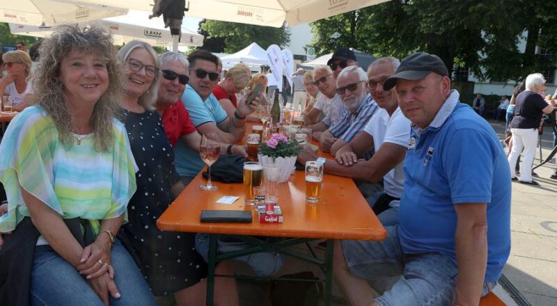 Viel Freude hat diese Gruppe uauf dem Marktplatz. Foto: Thomas Dohna