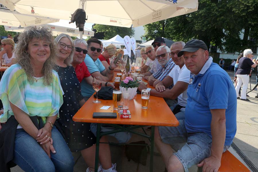 Viel Freude hat diese Gruppe uauf dem Marktplatz. Foto: Thomas Dohna