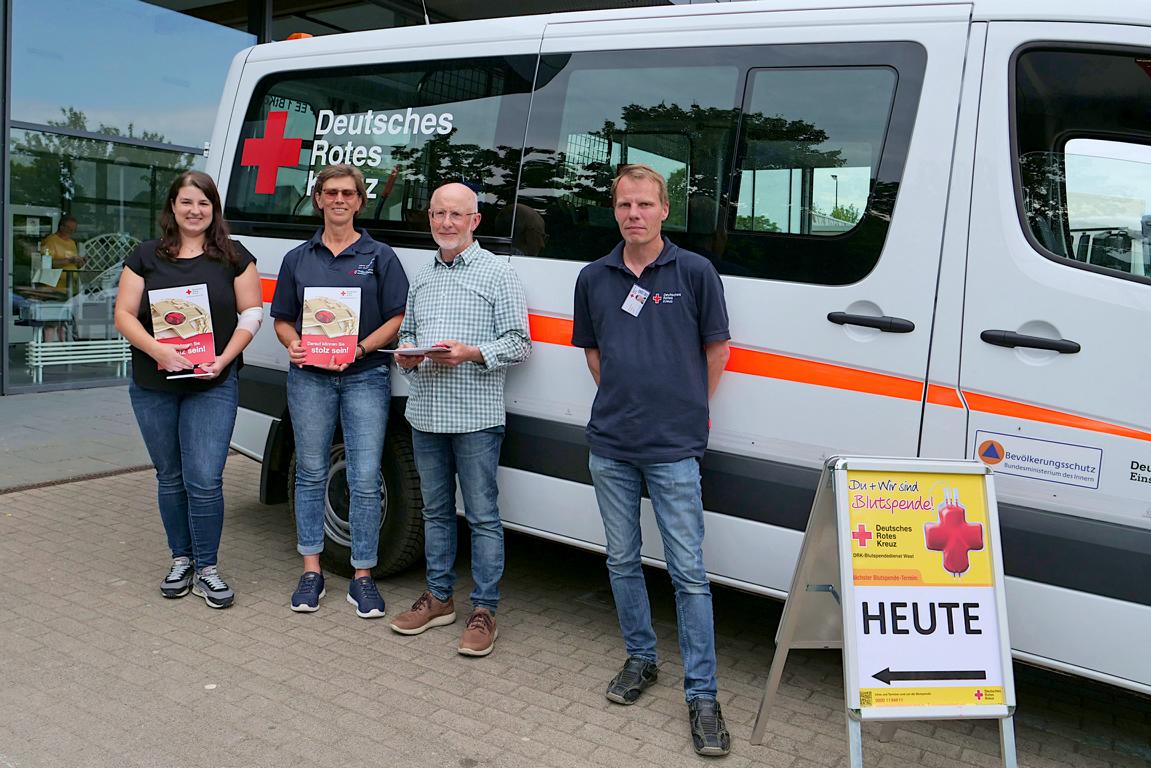 Oliver Bürger vom DRK rechts) ehrte Marie Diestelhorst (von links) für 25 Blutspenden, Birgit Grund für 75 Blutspenden und Ulrich Kaiser für 50 Blutspenden. Foto: Martin Düsterberg