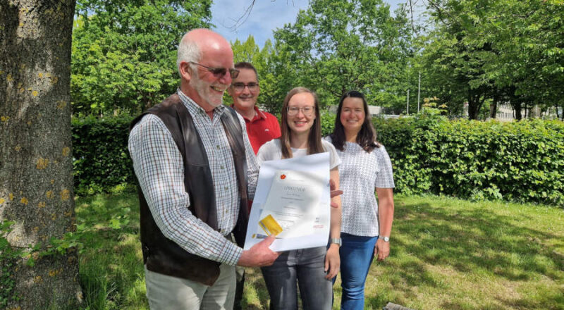 Wilhelm Meier freut sich über die Urkunde und die Ehrenamtskarte, die ihm Thomas Schulze, Sina Gurcke und Mareen Engel (alle untere Jagdbehörde Kreis Lippe, von links) überreicht haben. Foto: Kreis Lippe