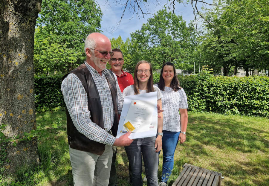 Wilhelm Meier freut sich über die Urkunde und die Ehrenamtskarte, die ihm Thomas Schulze, Sina Gurcke und Mareen Engel (alle untere Jagdbehörde Kreis Lippe, von links) überreicht haben. Foto: Kreis Lippe