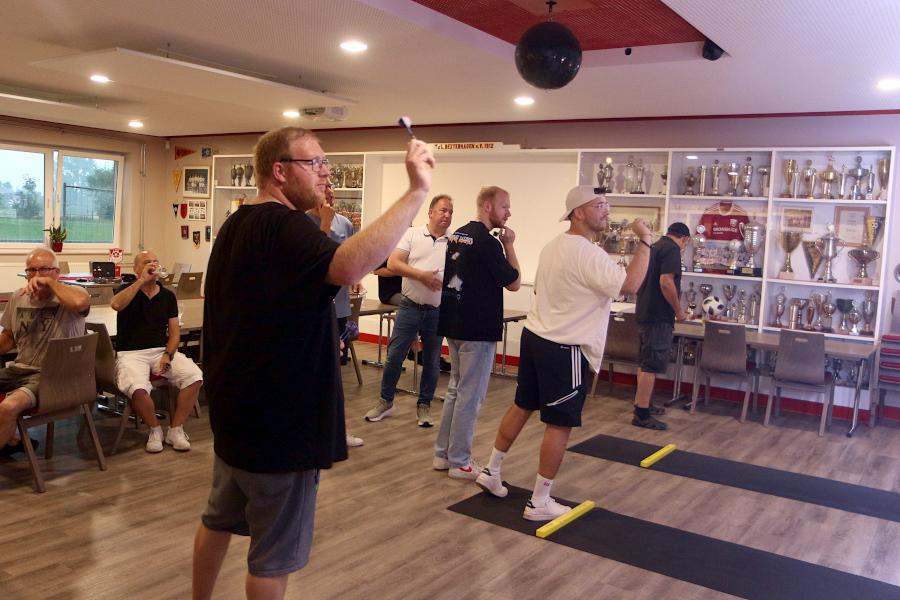 Florian Albrink wirft einem Pfeil. Seit einiger Zeit gibt es im TuS Bexterhagen eine Darts-Abteilung. Foto: Thomas Dohna