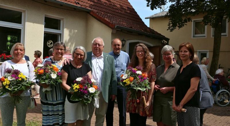 Jaqueline Munder (links) ist die neue Leiterin der Tagespflege Sonnenstunden in Leopoldshöhe. Johanna Schade war bislang die Pflegedienstleiterin der Diakoniestation Leopoldshöhe-Helpup. Elisabeth Westerheide hat ihnen Mann Friedrich Westerheide oft entbehren müssen, wenn er als Geschäftsführer der Diakoniestation unterwegs war. Karl Siekermann ist einer der drei neuen Geschäftsführer der Diakoniestation. Jessica Rosenow ist die neue stellvertretende Leiterin, Gundula Huvendiek und Andrea Kastrup sind die beiden anderen neue Geschäftsführerinnen der Diakoniestation. Foto: Thomas Dohna