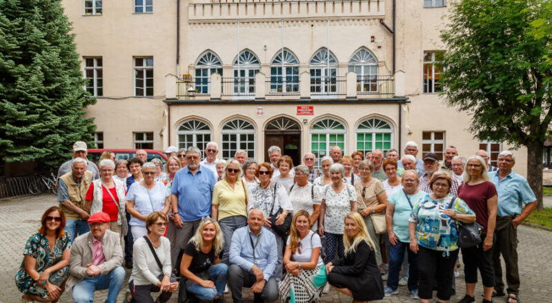 Die Reisegruppe vor dem Schloss Erdmannsdorf. der Schule Myslakowice. Foto: Privat