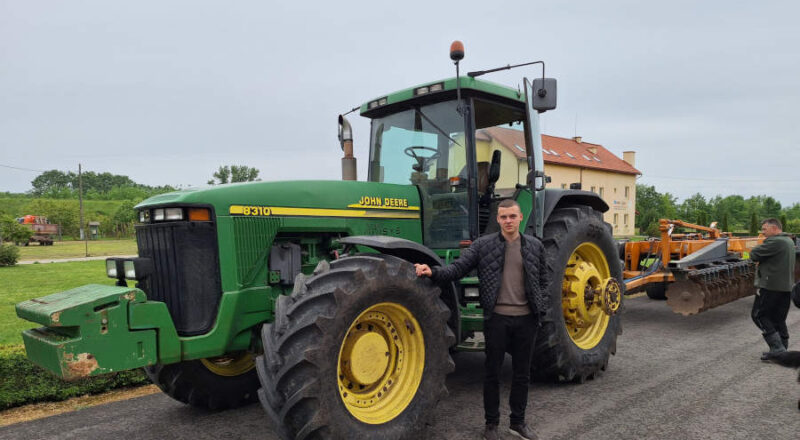 Bálint, Landwirt in spe, freut sich riesig über den neuen Traktor. Er soll gemeinschaftlich genutzt werden. Foto: Privat