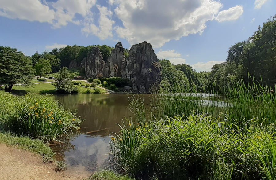 Die Externsteine – für viele Menschen zur Zeit der Sommersonnenwende ein ganz besonderer Kraftort. Foto: LVL