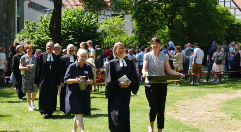 Prozession: Pfarrerinnen, Pfarrer und Kirchenälteste auf dem Weg zu den Taufzelten. Foto: Lippische Landeskirche