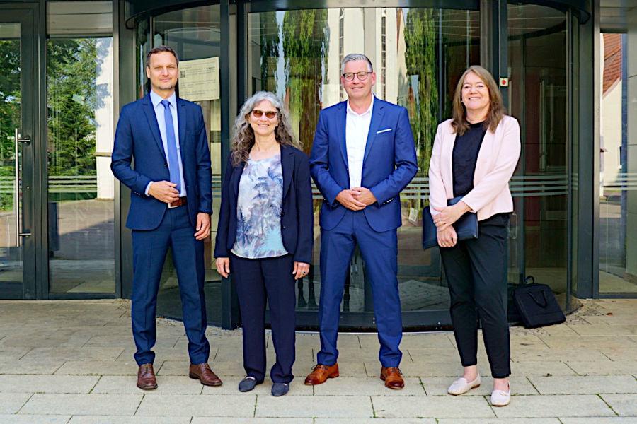 Lutz Kammer (GPA), Kämmerin Karin Glöckner, Manfred Wiethoff (GPA) und Martina Loebardt (GPA, von links) stehen vor dem Eingang des Rathauses. Foto: Gemeinde Leopoldshöhe