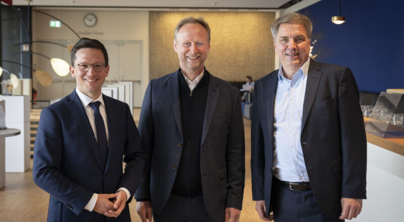 Niedersachsens Kulturminister Falko Mohrs, Georg Heckel, und Oldenburgs Oberbürgermeister Jürgen Krogmann (von links) freuen sich auf die Zusammenarbeit. Hecke ist noch Intendant des Landestheaters Detmold. Foto: Oldenburgisches Staatstheater/Stephan Walzl