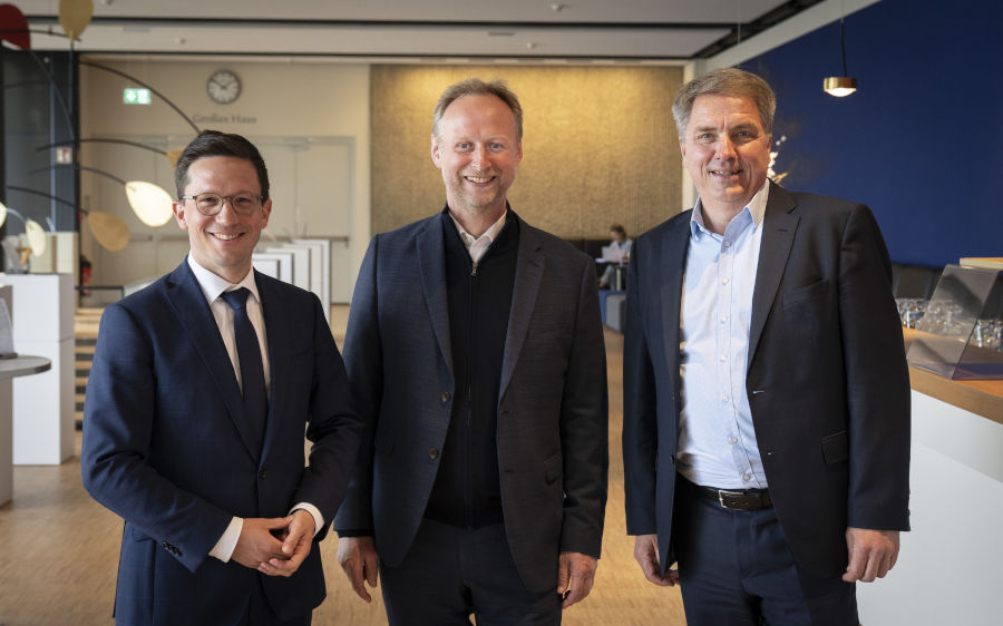 Niedersachsens Kulturminister Falko Mohrs, Georg Heckel, und Oldenburgs Oberbürgermeister Jürgen Krogmann (von links) freuen sich auf die Zusammenarbeit. Hecke ist noch Intendant des Landestheaters Detmold. Foto: Oldenburgisches Staatstheater/Stephan Walzl