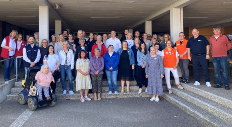 Zufrieden mit der ersten Infomesse Pflege im Schulzentrum Werreanger: Die Aussteller und Organisatoren. (Foto: Kreis Lippe)