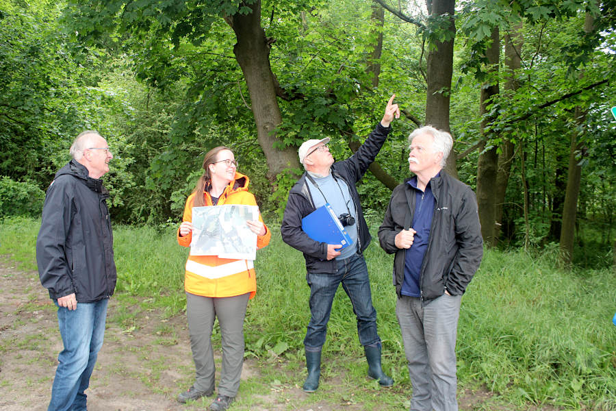 Naturschutz kann auch Spaß machen. Rainer Wittmann, Vanessa Rothkegel und Ewald Thies (von links) führten durch das Naturschutzgebiet Heipker See. Foto: Christine Reuner