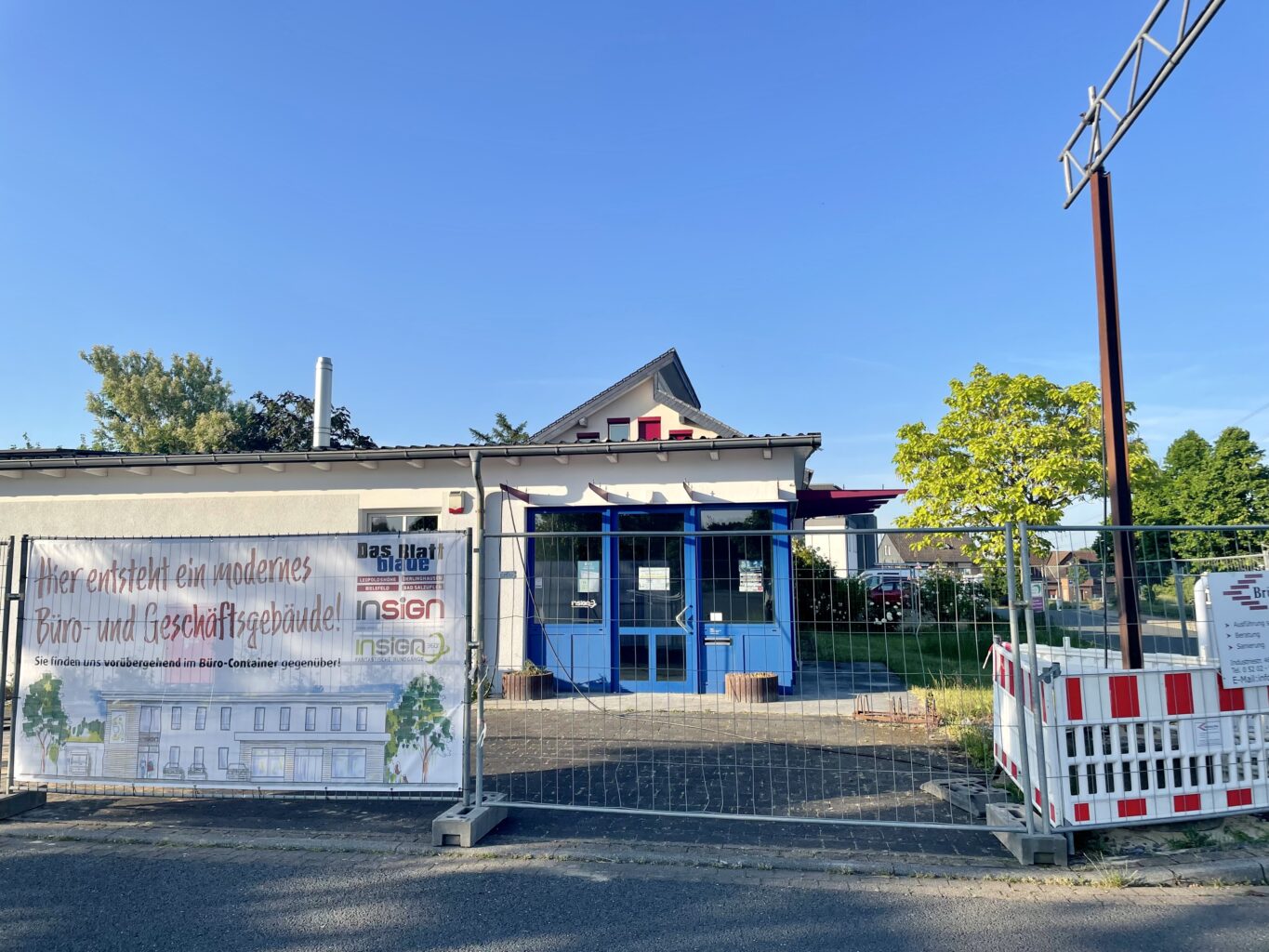 Das Gebäude des Blauen Blattes wird abgerissen. Dort soll ein größerer Neubau entstehen. Foto: Lisa Windolph