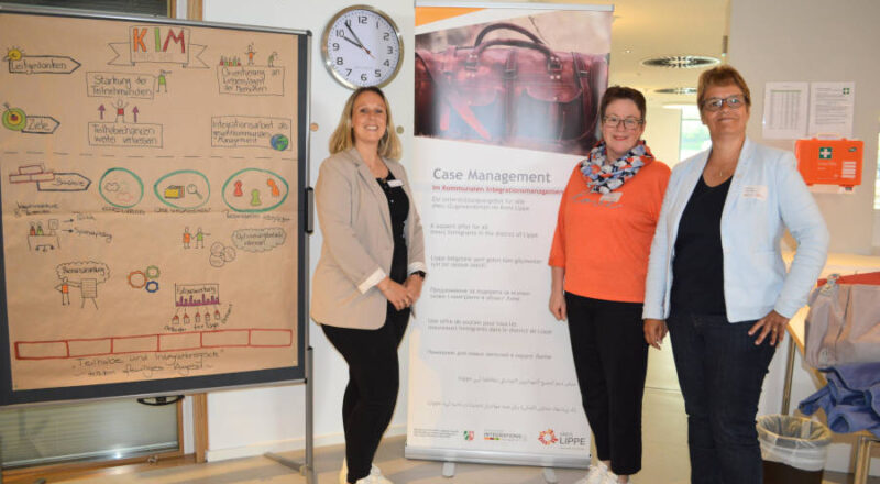 Teamleiterin KIM Jessica Keitel, Fachgebietsleiterin Alexandra Steeger und Vorständin Sabine Beine freuen sich (von links) über die gelungene Auftaktveranstaltung. Foto: Kreis Lippe