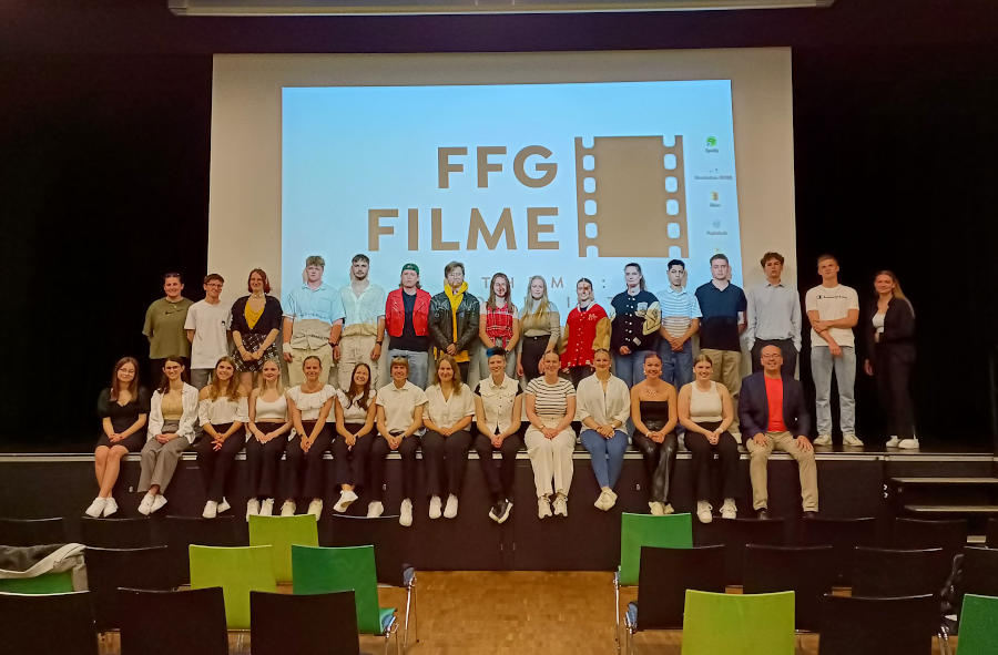 Der Literturkurs des Jahrgangs 12 der FFG präsentierte selbstgedrehte Kurzfilme und ließ das Publikum einen Filmpreis vergeben. Foto: Privat