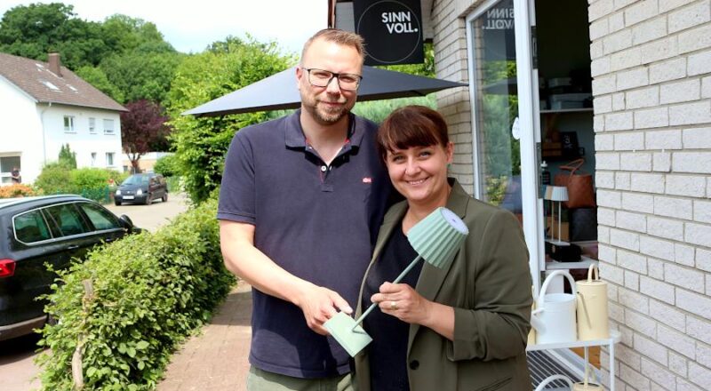 Dirk und Jessica Heumann stehen vor ihrem Laden "Sinnvoll" an der Straße Am Krähenholz. Sie bieten hochwertige Waren an. Foto: Thomas Dohna