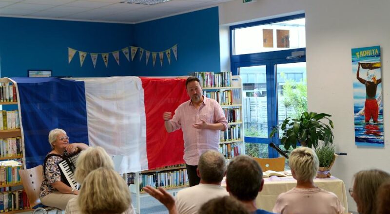 Der Autor Andreas Heineke las in der Gemeindebücherei aus einem seiner Kriminalromane, die in der Provence spielen. Claudia Albri begleitete am Akkordeon. Foto: Thomas Dohna