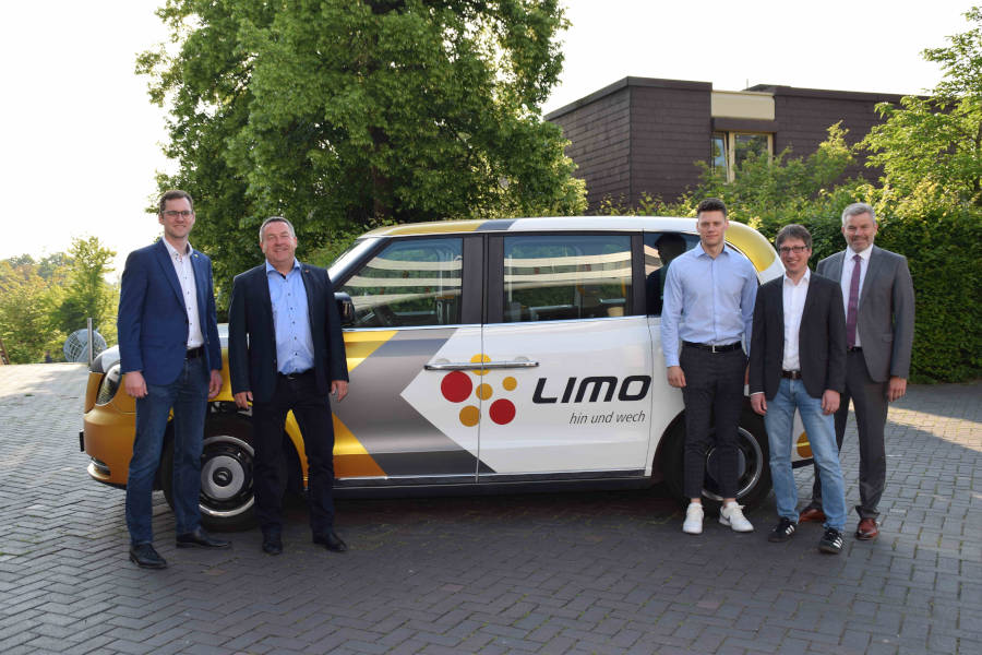 Lages Bürgermeister Matthias Kalkreuter, Landrat Dr. Axel Lehmann, Dennis Brinkmann (KVG Lippe), Leopoldshöhes Bürgermeister Martin Hoffmann und Oerlinghausens Bürgermeister Dirk Becker freuen sich auf die Ausweitung des „Limo“-Angebotes. (Foto: Kreis Lippe)