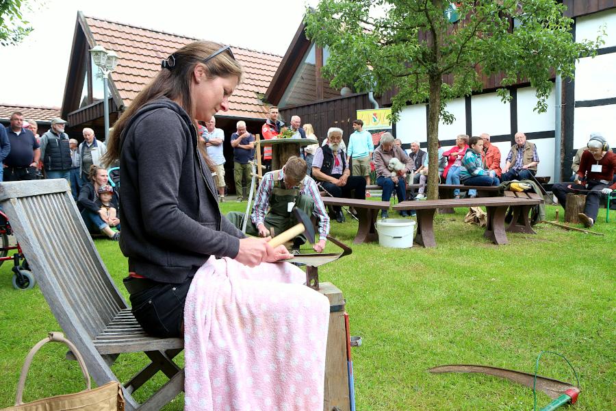 Judith Elsner ist zum ersten Mal beim Mäh- und Dengelwettbewerb dabei. Foto: Thomas Dohna