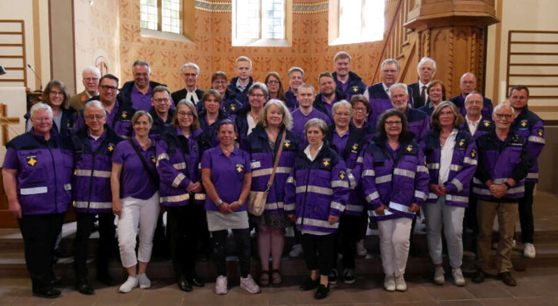 Die Helfer in Lila. Der Festgottesdienst zum 25-jährigen Bestehen der Notfallseelsorge Lippe wurde mit vielen Einsatzkräften gefeiert. Foto: Lippische Landeskirche