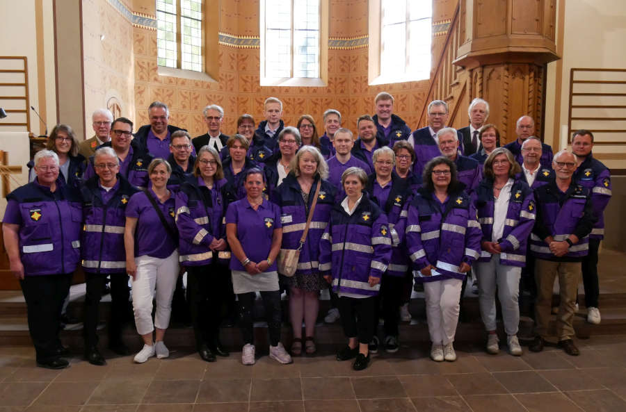 Die Helfer in Lila. Der Festgottesdienst zum 25-jährigen Bestehen der Notfallseelsorge Lippe wurde mit vielen Einsatzkräften gefeiert. Foto: Lippische Landeskirche