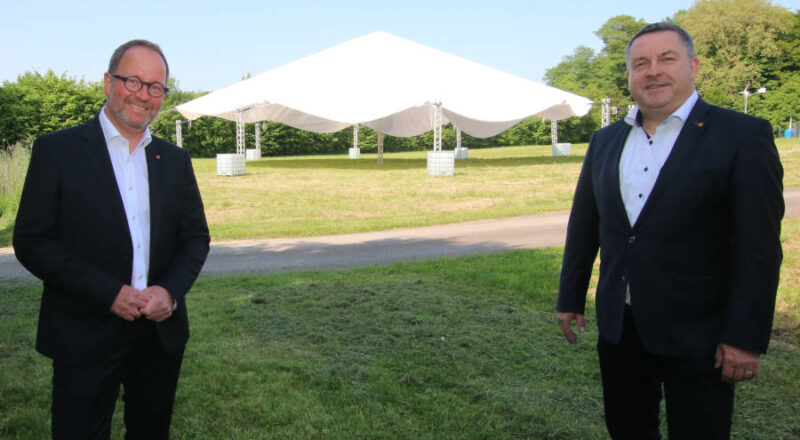 Jörg Düning-Gast, (l.) Verbandsvorsteher des Landesverbands Lippe, und Landrat Dr. Axel Lehmann stehen vor dem probeweise aufgebauten Schirm, der nun als mobile Version bei Großveranstaltungen zum Einsatz kommen soll. (FOTO: KREIS LIPPE)