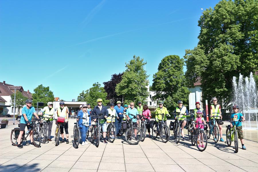 Mehr als 25 Fahrradfahrer haben sich auf dem Marktplatz versammelt, um von dort aus zur Auftaktveranstaltung des Stadtradelns in Lemgo zu fahren. Foto: Thomas Dohna