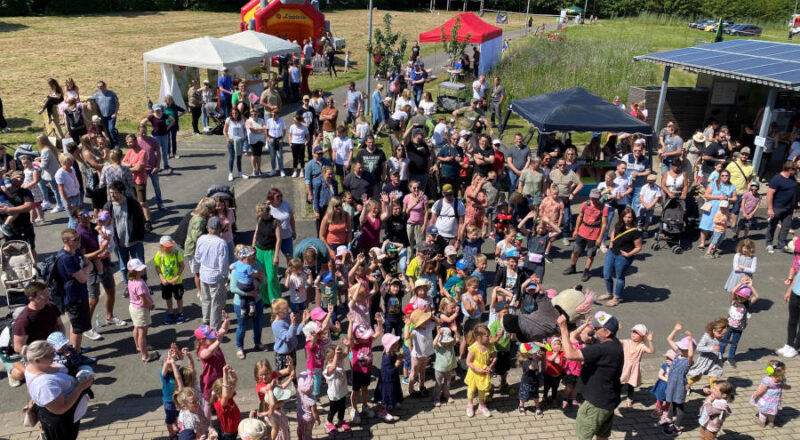 Die Kinderrockband Randale begeistert die zahlreichen Besucherinnen und Besucher beim Tag der offenen Tür. Foto: Kreis Lippe