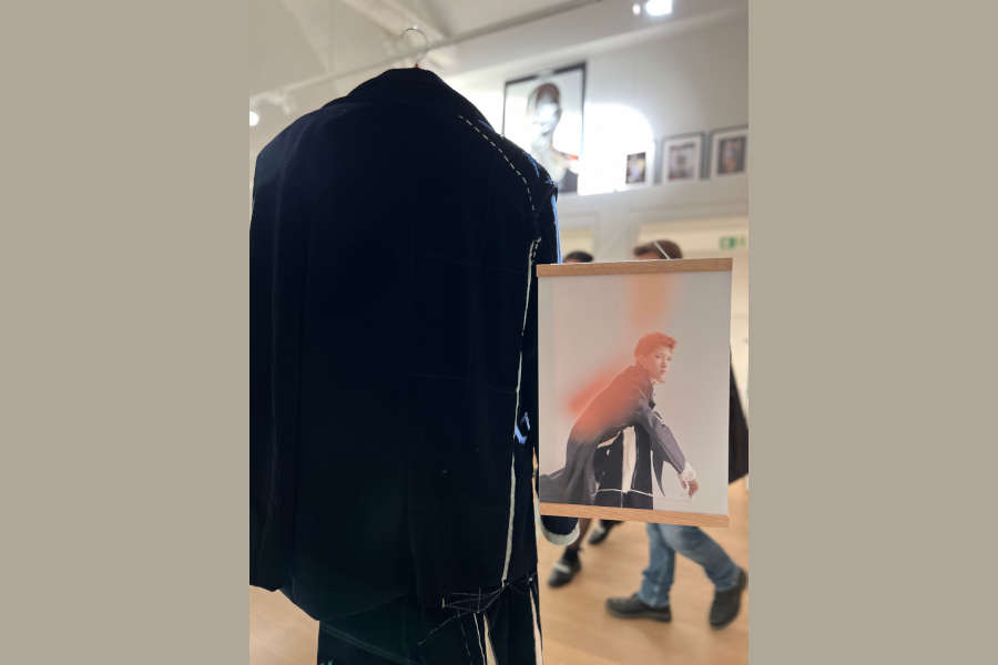  	Bei der Ausstellung dreht sich alles um fehlende Transparenz in der Modebranche. / Foto: Nadine Butigan