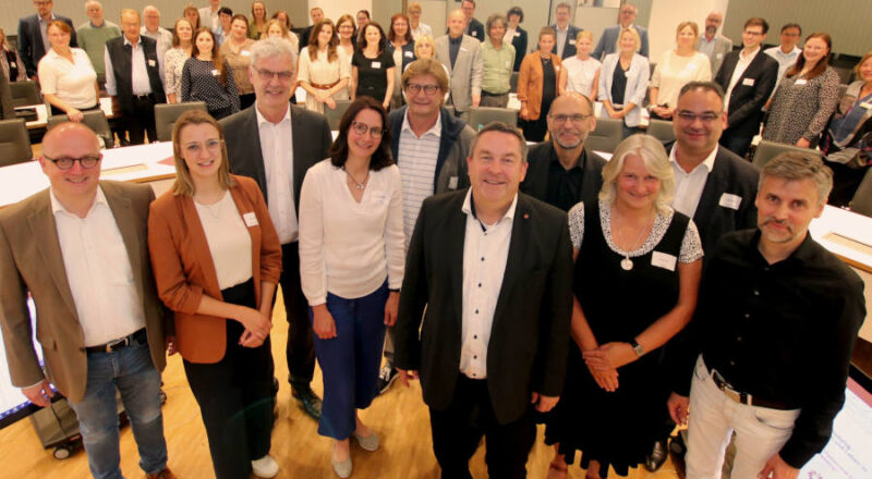 Dirk Menzel (Lippe Bildung), Nora Wieners (Netzwerk Lippe), Moderator Albrecht Pförtner (conceptGT), Dr. Claudia Böhm-Casper (Kreis Lippe), Günter Weigel (LTM), Landrat Dr. Axel Lehmann, Rainer Radler (Arbeitsagentur Detmold), Dr. Anja Mai (Kreis Lippe), André Reinisch (IHK Lippe zu Detmold) und Autor Stefan Dietz freuen sich mit den anderen Expertinnen und Experten über einen gelungenen Zukunftsdialog. Foto: Kreis Lippe