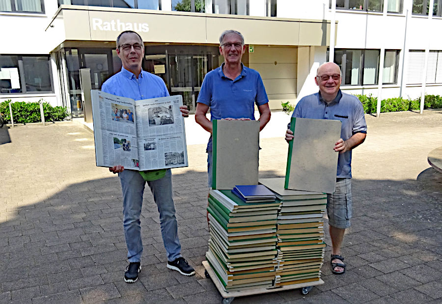 Michael Berg (links), Pressewart der CDU Leopoldshöhe und Klaus Fiedler (rechts), Vorsitzender der CDU Leopoldshöhe, überreichen Bernd Hoffmann vom Heimatverein das Pressearchiv der CDU Leopoldshöhe. Foto: Privat