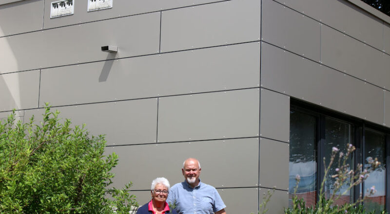 Dagmar Ehlbracht und Reiner Loer stehen am Rathausanbau, in dem ds Bürgerbüro untergebracht ist. Oben an der Wand sind zwei Dreier- Nistkästen eingebaut. Foto: Edeltraud Dombert