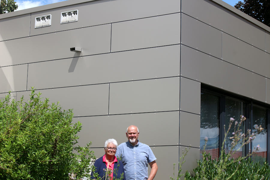 Dagmar Ehlbracht und Reiner Loer stehen am Rathausanbau, in dem ds Bürgerbüro untergebracht ist. Oben an der Wand sind zwei Dreier- Nistkästen eingebaut. Foto: Edeltraud Dombert