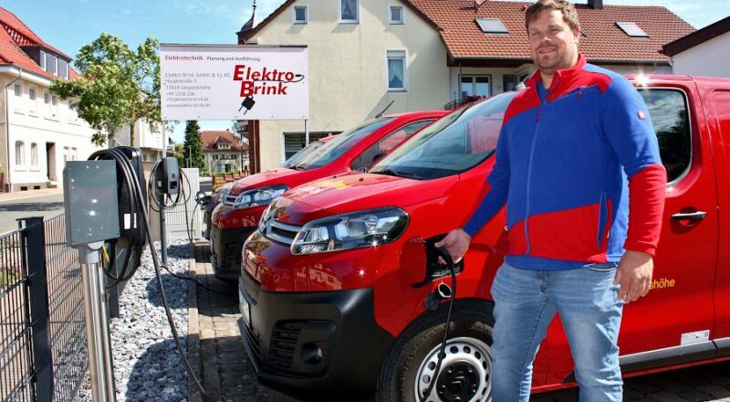 Mirko Mense steht an einem seiner Monteursautos. Die laufen ausschließlich elektrisch. Foto: Thomas Dohna