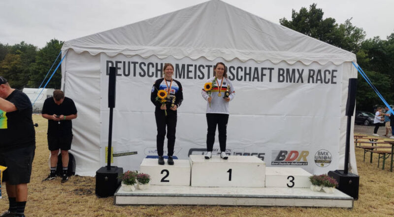 Joelle Schröder (links)vom TuS Lepoldshöhe erkämpfte sich bei der deutschen BMX-Race Meisterschaft in Stuttgart denTitel der Vizemeisterin in der Klasse Women U23. Foto: Privat