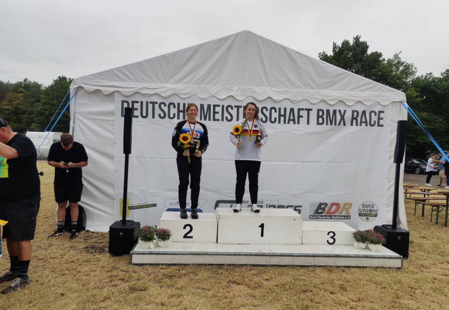 Joelle Schröder (links)vom TuS Lepoldshöhe erkämpfte sich bei der deutschen BMX-Race Meisterschaft in Stuttgart denTitel der Vizemeisterin in der Klasse Women U23. Foto: Privat