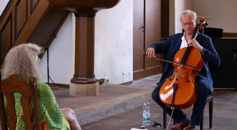 Cellist Stephan Schrader trat in der evangelisch-reformierten Kirche Leopoldshöhe auf. Das Foto ist auf Wunsch des Künstlers außerhalb der Konzerte entstanden und zeigt die Situiation eines der Ein-zu-eins-Konzerte. Foto: Thomas Dohna