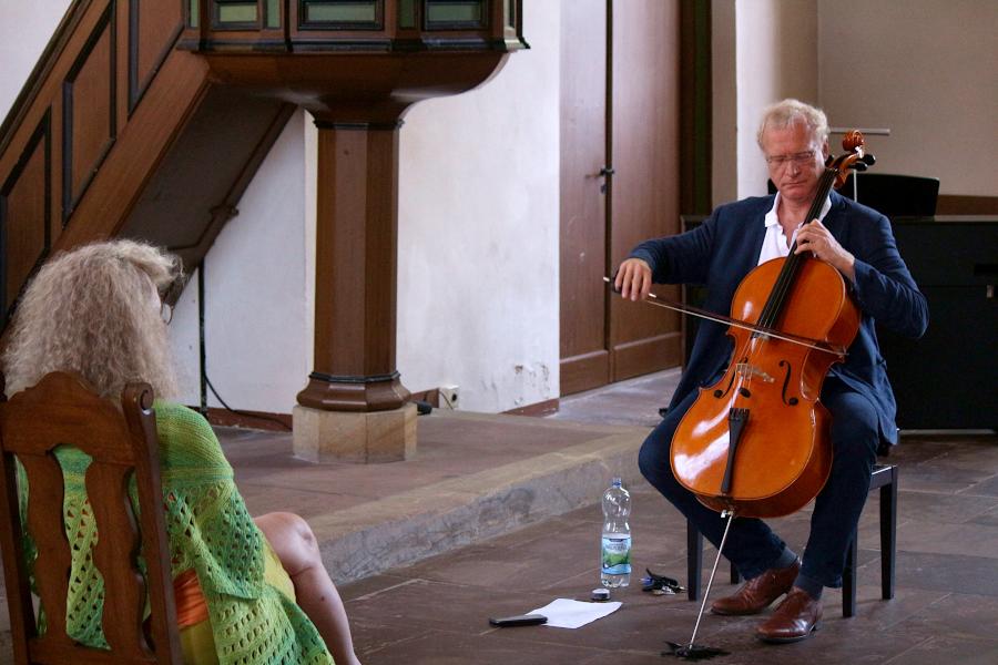 Cellist Stephan Schrader trat in der evangelisch-reformierten Kirche Leopoldshöhe auf. Das Foto ist auf Wunsch des Künstlers außerhalb der Konzerte entstanden und zeigt die Situiation eines der Ein-zu-eins-Konzerte. Foto: Thomas Dohna