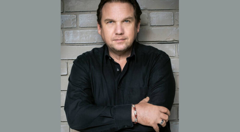 Matthias Brodowy ist mit dem Kulturimbiss zu Gast in Schwelentrup. Foto: Iris Klöpper