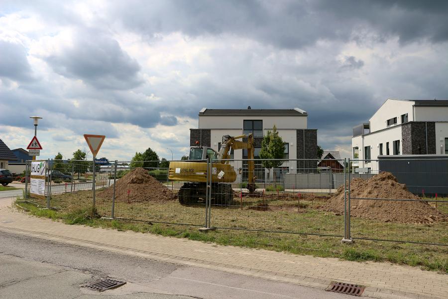 Der Bagger auf dem zukünftigen Spielplatz an der Heinrichstraße hat erste Gruben ausgehoben. Foto: Thomas Dohna