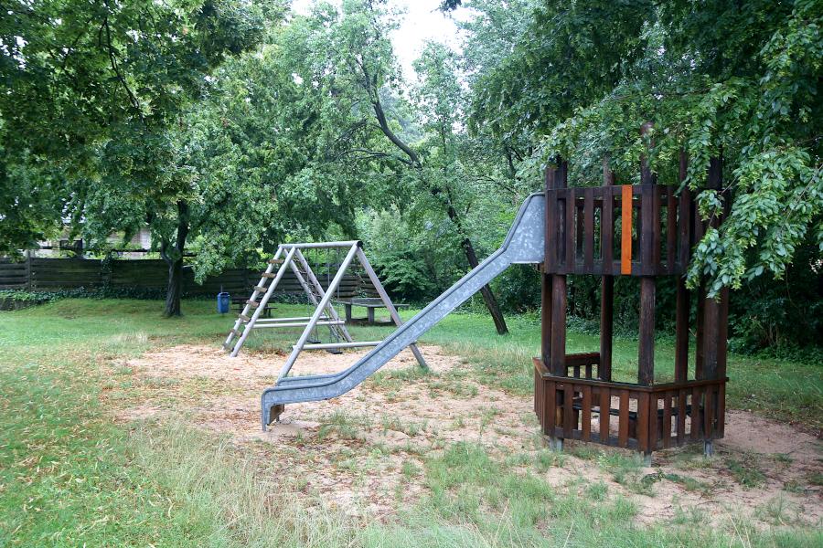 Das Dach der Turmrutsche auf dem Spielplatz am Rehweg musste wegen Baufälligkeit abgenommen werden. Foto: Thomas Dohna