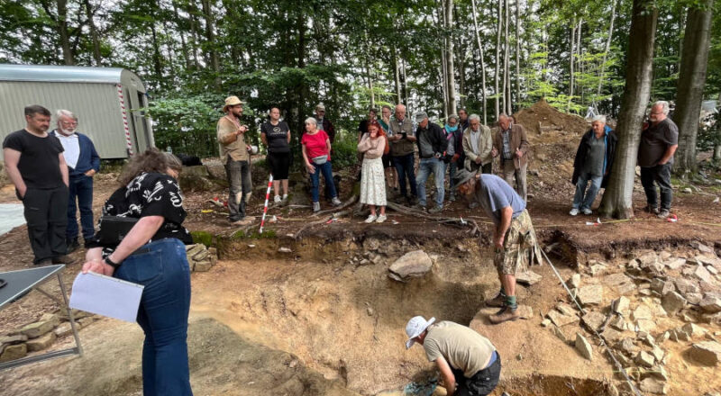 Eindrücke vom Tag der offenen Grabung am 23. Juli 2023, der 130 Interessierte anzog. Fotos: LLM