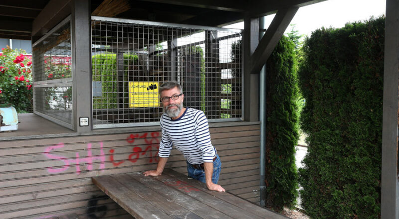 Thorsten Bökenbrink, Inhaber des Café Fahrzeit hat diesen von Jugendlichen favorisierten Tisch in seiner Außengastronomie mit einer Videoüberwachung ausgestattet. Foto: Edeltraud Dombert