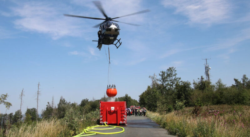 Unterstützung aus der Luft: Der Löschhubschrauber der Polizeifliegerstaffel des Landes NRW nimmt Wasser in seinen Bambi Bucket auf Foto: Kreis Lippe.