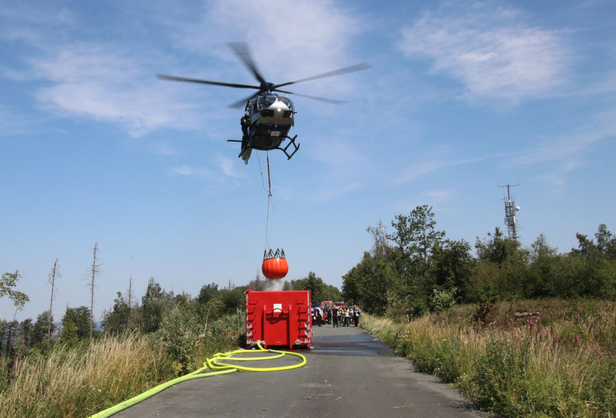 Unterstützung aus der Luft: Der Löschhubschrauber der Polizeifliegerstaffel des Landes NRW nimmt Wasser in seinen Bambi Bucket auf Foto: Kreis Lippe.