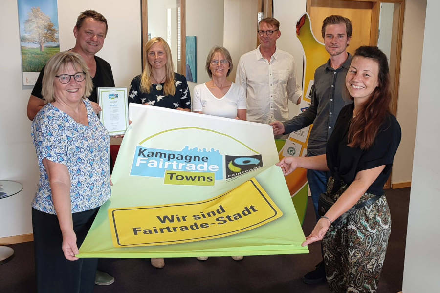 Freuen sich über die Auszeichnung (v. l.): Marianne Weiß (Bielefeld Marketing), Martin Adamski (Umweltdezernent Stadt Bielefeld), Bettina Willner (Verbraucherzentrale NRW), Birgit Reher (Umweltamt Stadt Bielefeld), Andreas Risse (Kaffeewelt Eisbrenner), Stephan Noltze (Welthaus Bielefeld e.V.) und Anna-Lena Friebe (Fairstival e.V.) Foto: Stadt Bielefeld